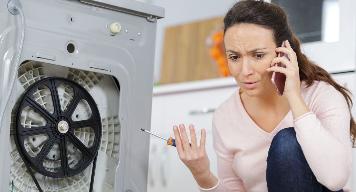 Mujer arreglando lavadora